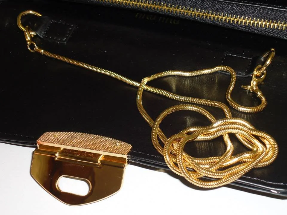 Dettaglio di catene ornamentali metalliche RG